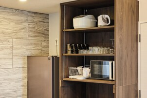 Refrigerador con freezer, microondas, placa de cocina