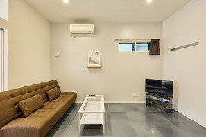 Comfort-Vierbettzimmer | Wohnbereich | Flachbildfernseher