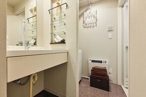 Deluxe-Zimmer | Badezimmer | Badewanne und Dusche (separat), Haartrockner, Hausschuhe, Handtücher