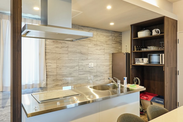 Quarto luxo | Cozinha privada | Geladeira grande, micro-ondas, cooktop, chaleira elétrica