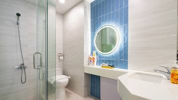 Deluxe Apartment, 2 Bedrooms, City View | Bathroom | Free toiletries, hair dryer, slippers, towels