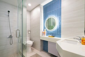 Deluxe-Apartment, 2 Schlafzimmer, Stadtblick | Badezimmer | Kostenlose Toilettenartikel, Haartrockner, Hausschuhe, Handtücher