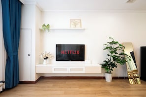 Lägenhet Deluxe - 2 sovrum - utsikt mot staden | Vardagsrum | 32-tums smart-tv med kabelkanaler och kontor
