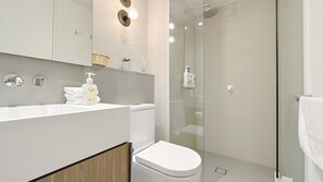 Een douche, milieuvriendelijke toiletartikelen, een haardroger