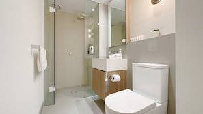 Dusche, umweltfreundliche Kosmetikartikel, Haartrockner, Handtücher