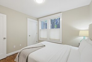3 habitaciones, tabla de planchar con plancha, wifi y ropa de cama 