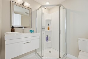 Shower, hair dryer, towels, shampoo - Inviting 3BR In Cambridge, Walk To T & Central Sq (Cambridge)