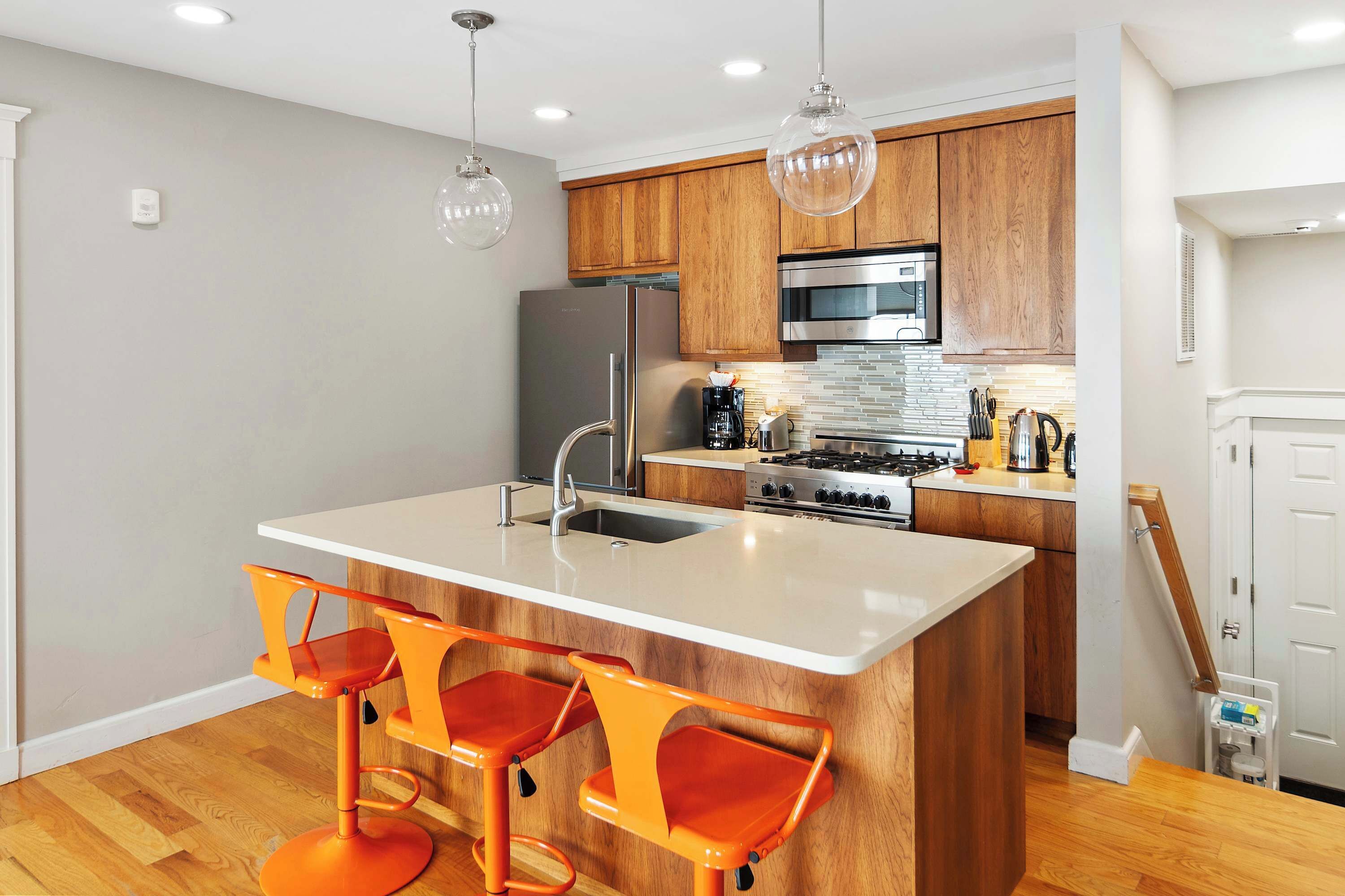 冷蔵庫、電子レンジ、オーブン、コンロ