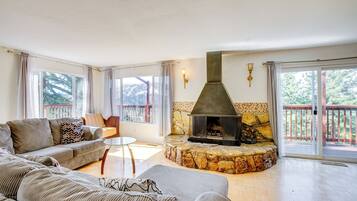 TV, lareira, pebolim