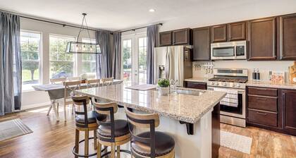 4 Mi to The District: Family Home w/ Tennis Access