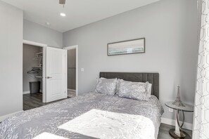 2 bedrooms, desk, iron/ironing board, Internet - 2 Mi to Downtown Escondido: Apt w/ Balconies (Escondido)