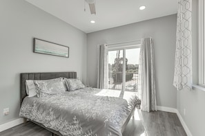 2 bedrooms, desk, iron/ironing board, Internet - 2 Mi to Downtown Escondido: Apt w/ Balconies (Escondido)