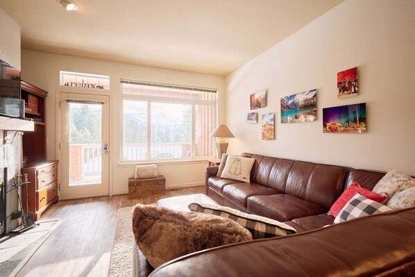 Smart TV, fireplace