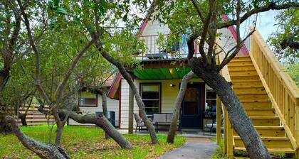 Spacious 4-bedroom house in charming Rockport with AC, WiFi BAR