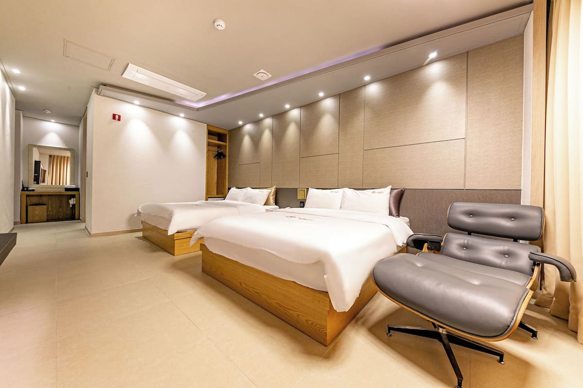 Habitación Premium con 2 camas individuales, vista al océano | Wifi gratis, muebles diferentes y ropa de cama