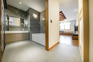 Premium Korean Style Room (Ondol), City View | Baño | Regadera, secadora de cabello, batas, bidet 