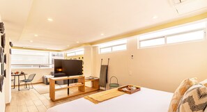 2 Schlafzimmer, Schreibtisch, Bügeleisen/Bügelbrett, Reisekinderbett