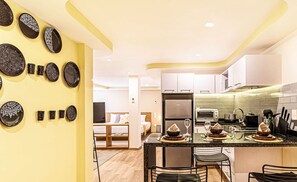 Køleskab, mikrobølgeovn, ovn, kogeplade