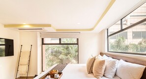 1 slaapkamer, een bureau, een strijkplank/strijkijzer, reisbedje