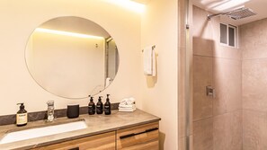 Een douche, een haardroger, handdoeken