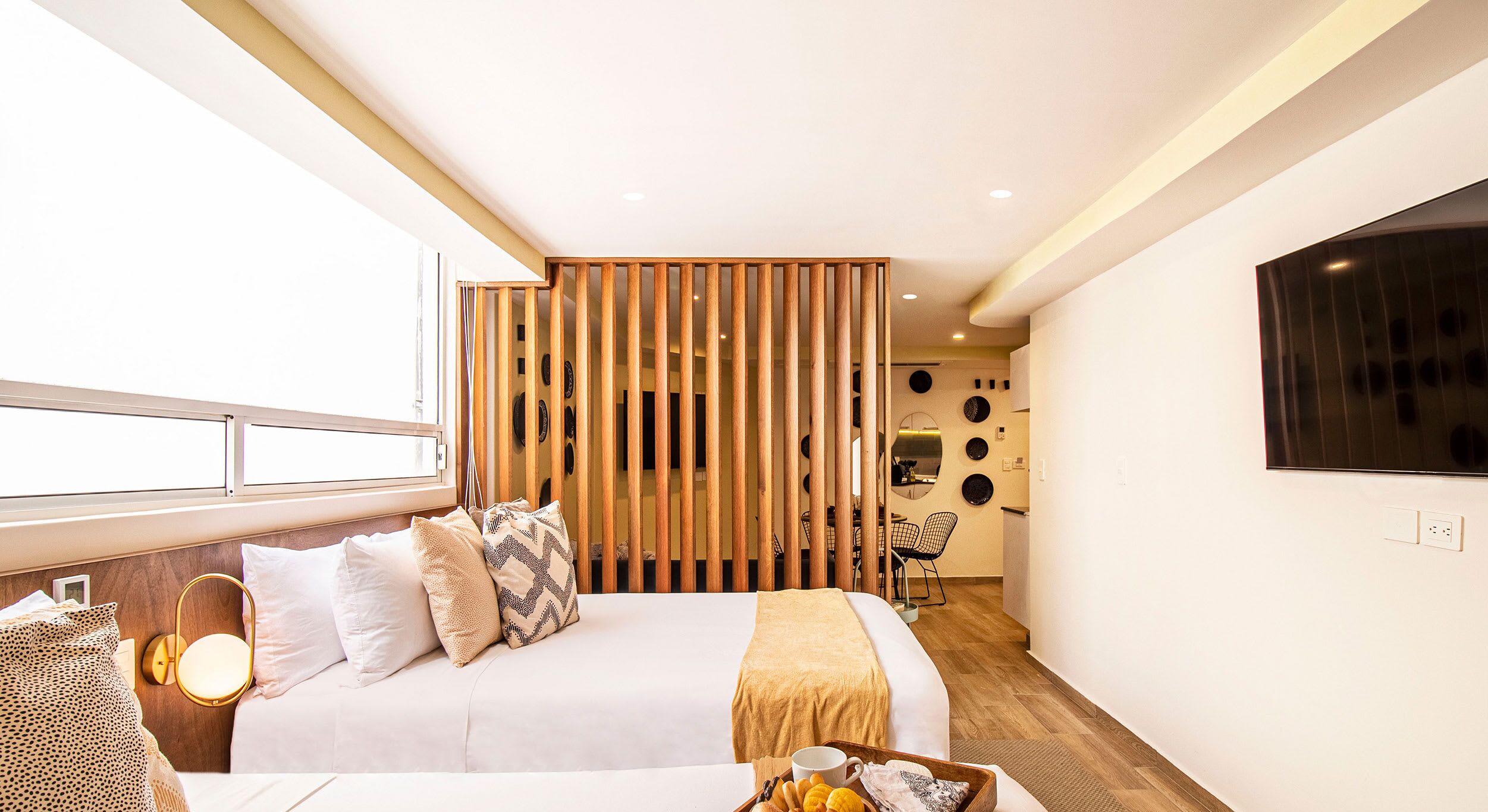 1 habitación, escritorio, tabla de planchar con plancha y cuna de viaje 