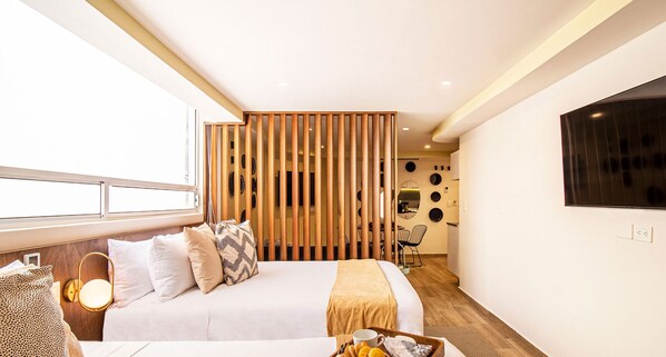 1 soverom, skrivebord, strykejern/-brett og reiseseng for barn