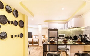 Køleskab, mikrobølgeovn, ovn, kogeplade