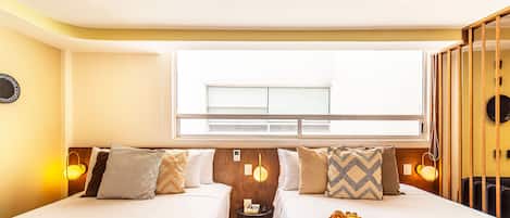 1 slaapkamer, een bureau, een strijkplank/strijkijzer, reisbedje