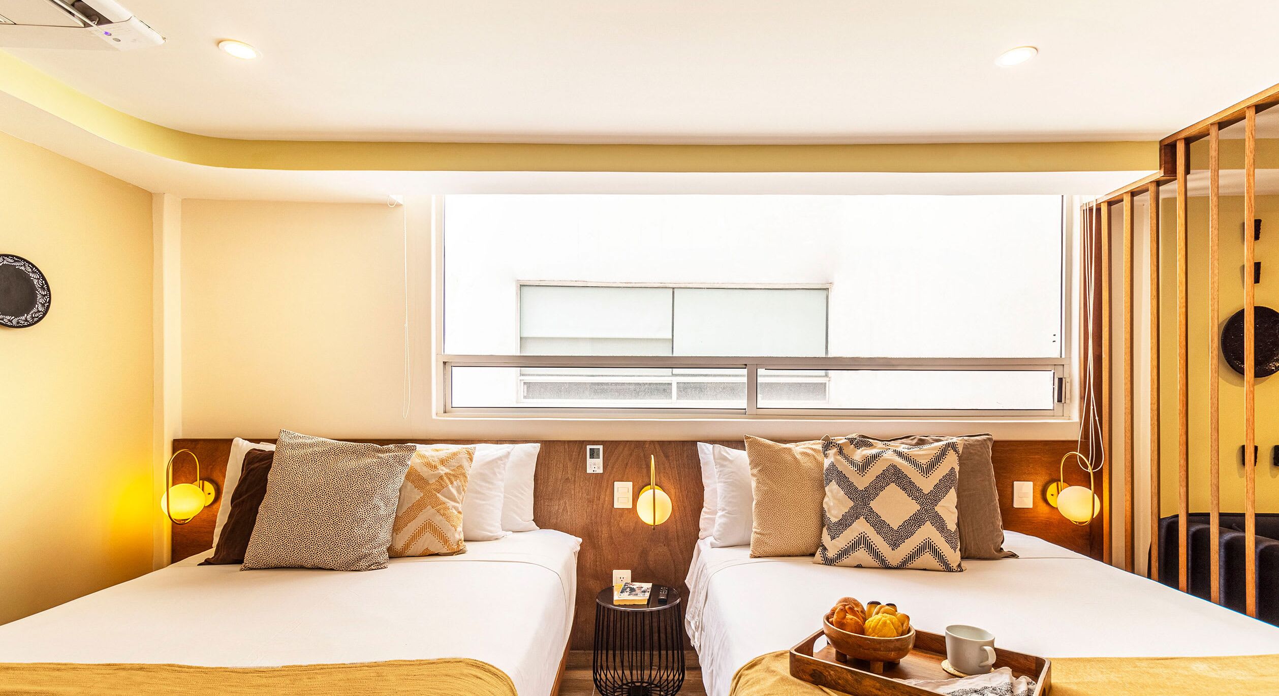 1 chambre, bureau, fer et planche à repasser, lit parapluie