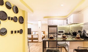 Køleskab, mikrobølgeovn, ovn, kogeplade