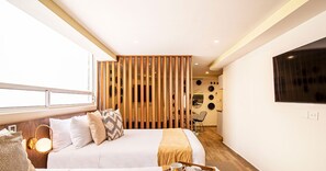 1 dormitorio, escritorio, tabla de planchar con plancha y cuna de viaje