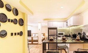 Køleskab, mikrobølgeovn, ovn, kogeplade