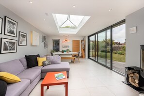 TV, peis, DVD-spiller og stereoanlegg