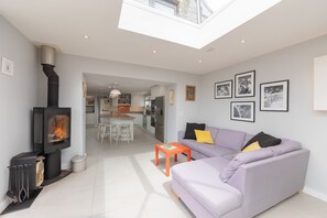 TV, peis, DVD-spiller og stereoanlegg