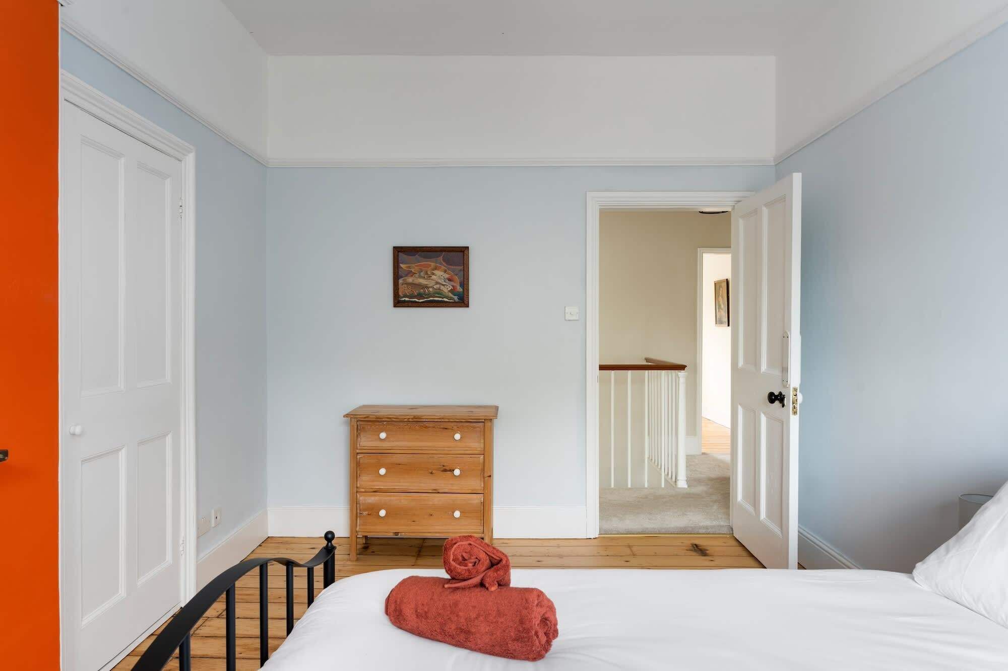 4 bedrooms, desk, iron/ironing board, WiFi