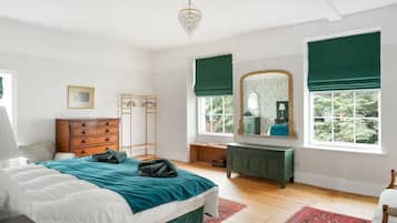 4 bedrooms, desk, iron/ironing board, WiFi