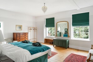 4 bedrooms, desk, iron/ironing board, WiFi