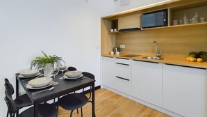 Coffee/tea maker, microwave, electric kettle, freezer - Rodzinne Studio&klimatyzacja by Renters (Warsaw)