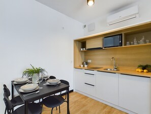 Microwave, coffee/tea maker, electric kettle, freezer - Rodzinne Studio&klimatyzacja by Renters (Warsaw)