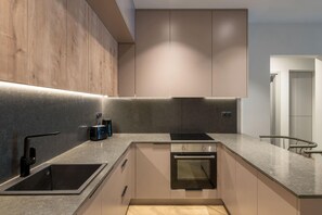 Fridge, oven, stovetop, dishwasher