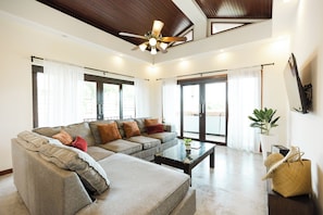 Orchid Pool Villa | Wohnbereich | 20-Zoll-LED-Fernseher mit Kabelempfang