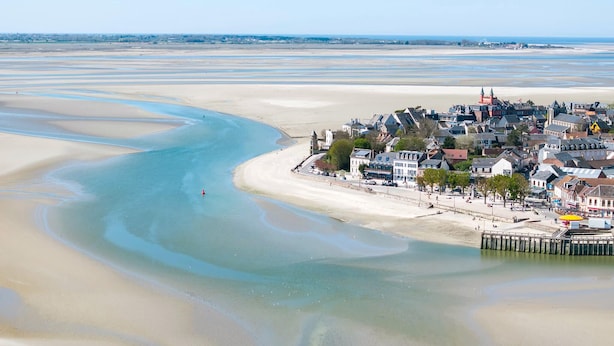A coastal town with a sandy beach, a pier, and a mix of residential and commercial buildings. - Stunning apartment in Berck plage with WiFi (Berck plage)