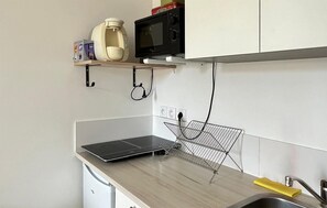 Køleskab, mikrobølgeovn, kaffe-/temaskine