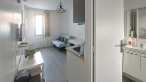 A compact living space with a kitchenette, a dining area, and a sofa. - Stunning apartment in Berck plage with WiFi (Berck plage)