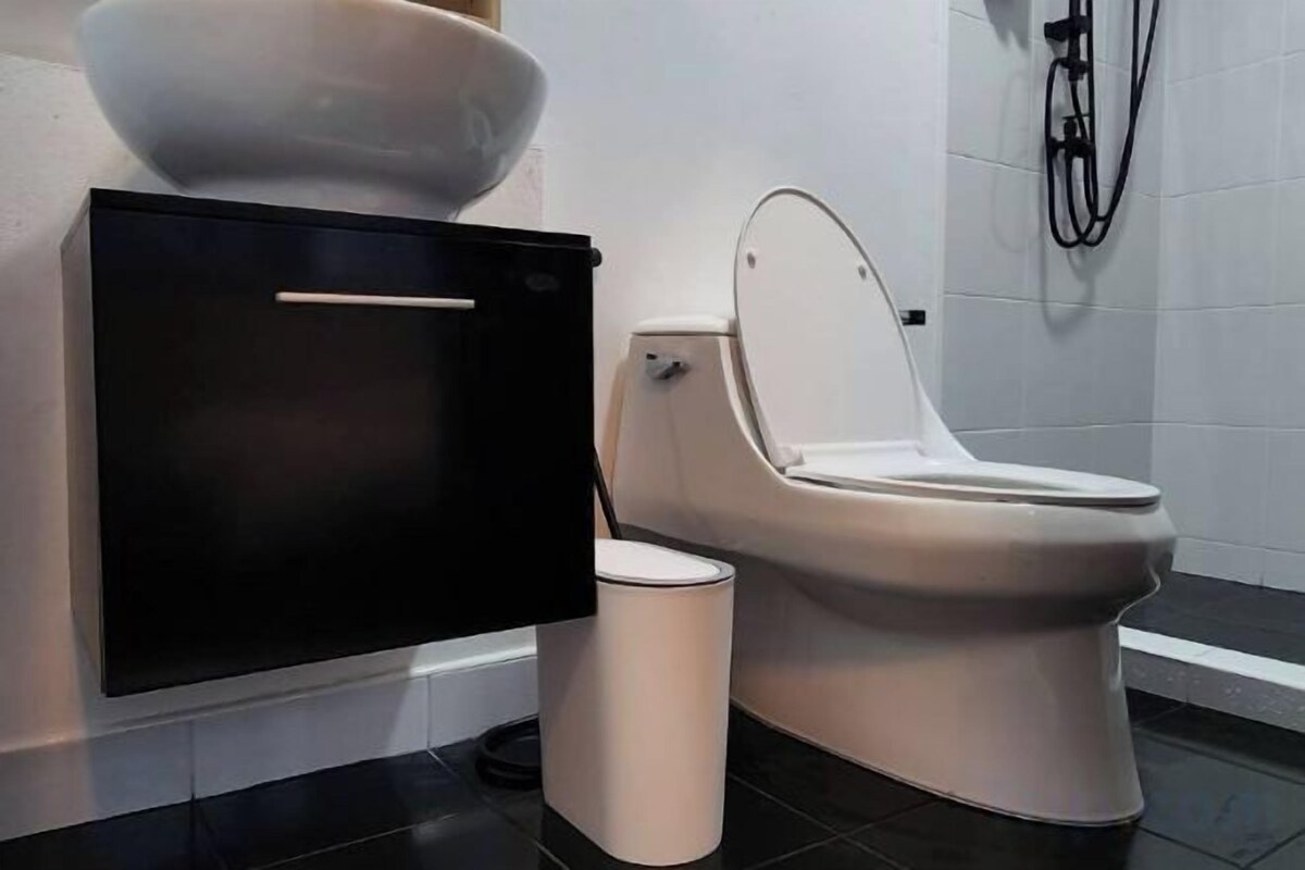 Bathroom | Soap, shampoo, toilet paper