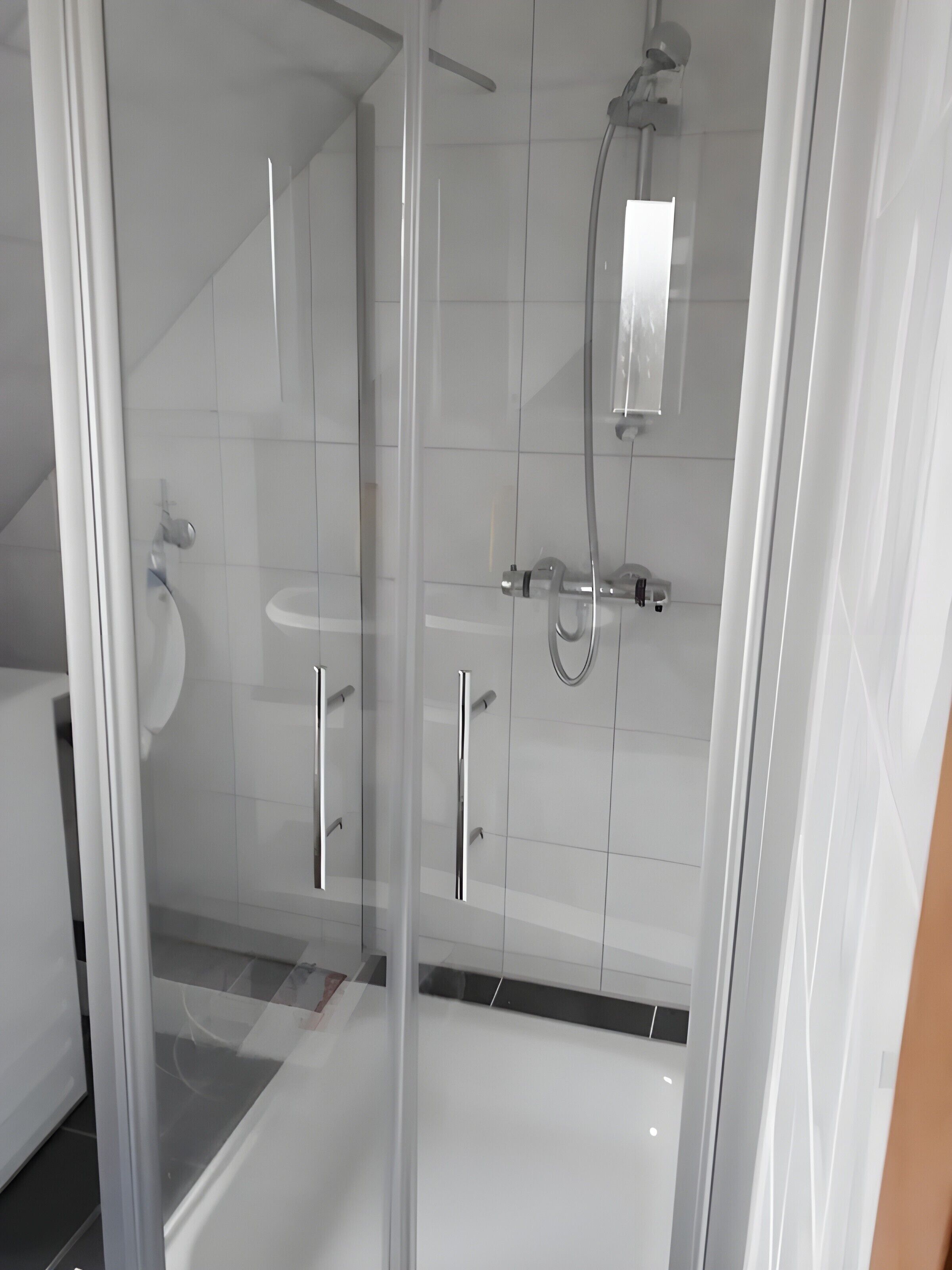 Regadera, amenidades de baño gratuitas, secadora de cabello, toallas 