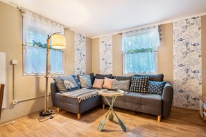 TV, ping pong - Holiday Home 'Ferienhaus  Rosi' with Private Terrace, Shared Garden and Wi-Fi (Mecklenburg-Vorpommern - Dranske)