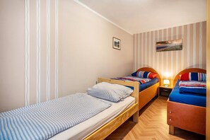 1 bedroom, free WiFi, bed sheets - Holiday Home 'Ferienhaus  Rosi' with Private Terrace, Shared Garden and Wi-Fi (Mecklenburg-Vorpommern - Dranske)