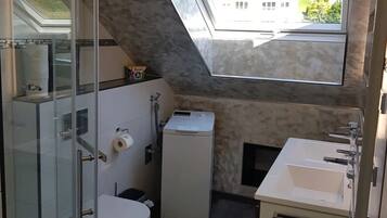 Dusche, Haartrockner, Handtücher