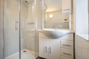 Ducha, secador de pelo, toallas
